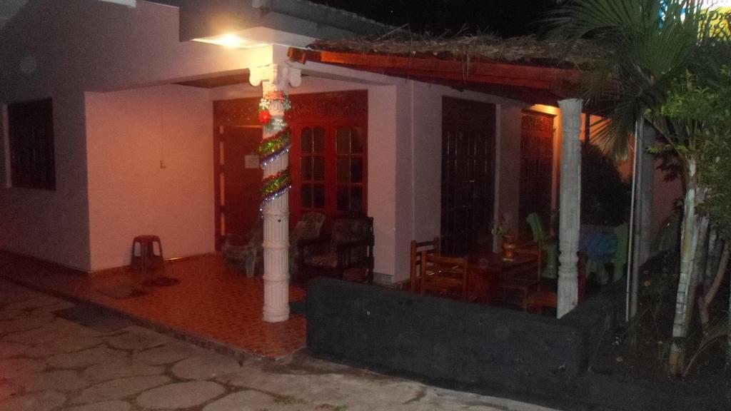 Thisal Guest House Полонарува Екстериор снимка